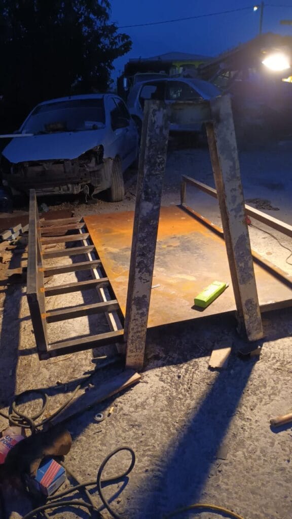 Plataforma de acero soldada con soportes tipo caballete fabricada por TAS