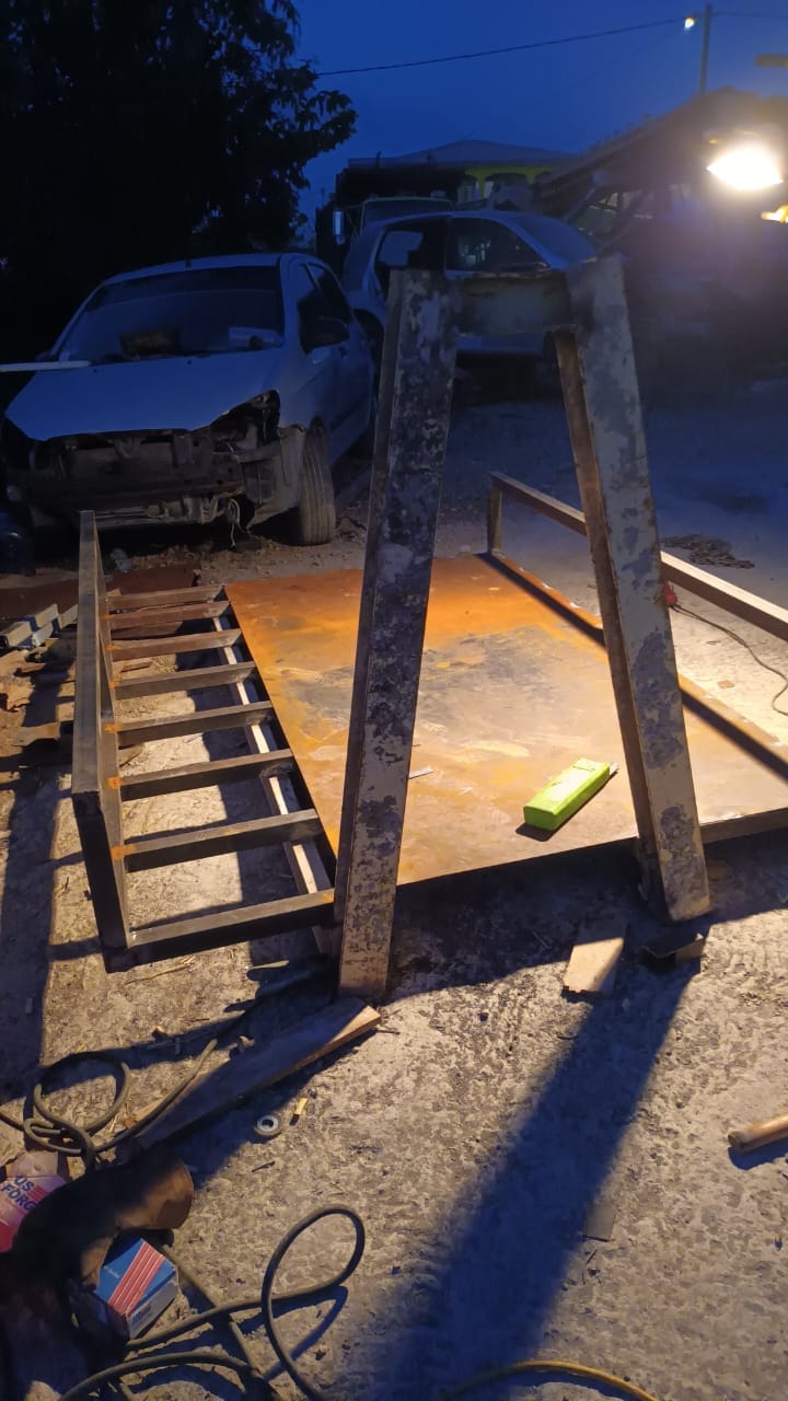 Plataforma de acero soldada con soportes tipo caballete fabricada por TAS